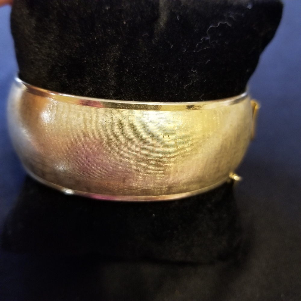 Vintage Coro Pegasus Signed Gold Tone Midcentury Textured Cuff Bracelet - Picture 3 of 10